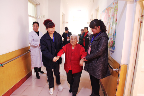老人的笑容，我們的快樂——公司青年志愿者走進敬老院活動側記.jpg